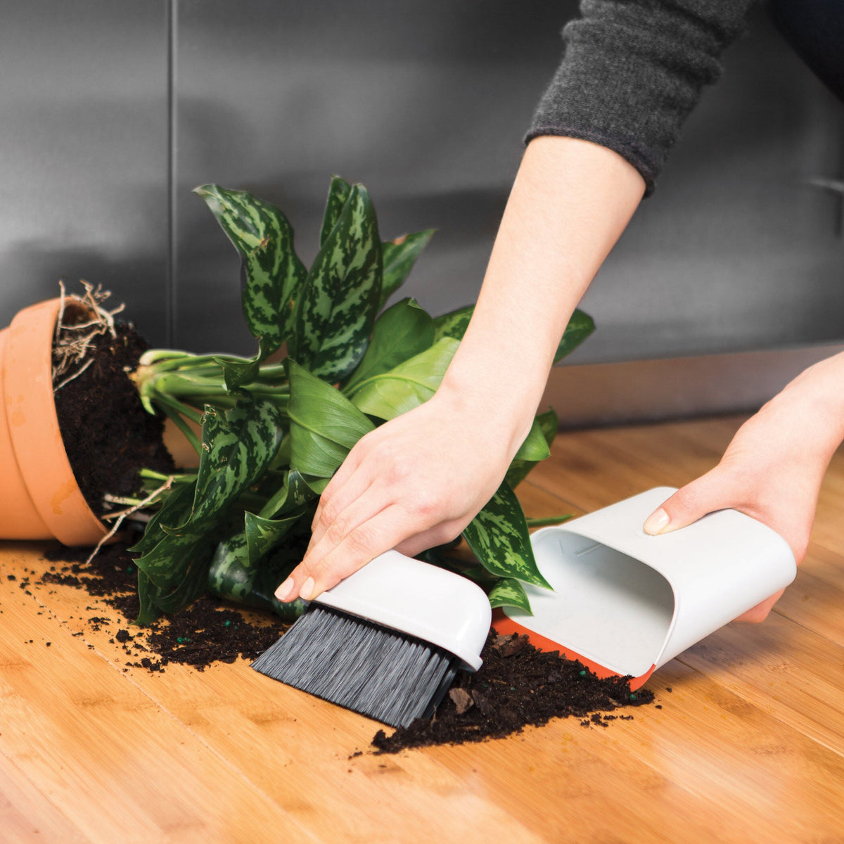 compact-dustpan-and-brush-set-y0 1334280_9_compact_dustpan_brush_set.jpg