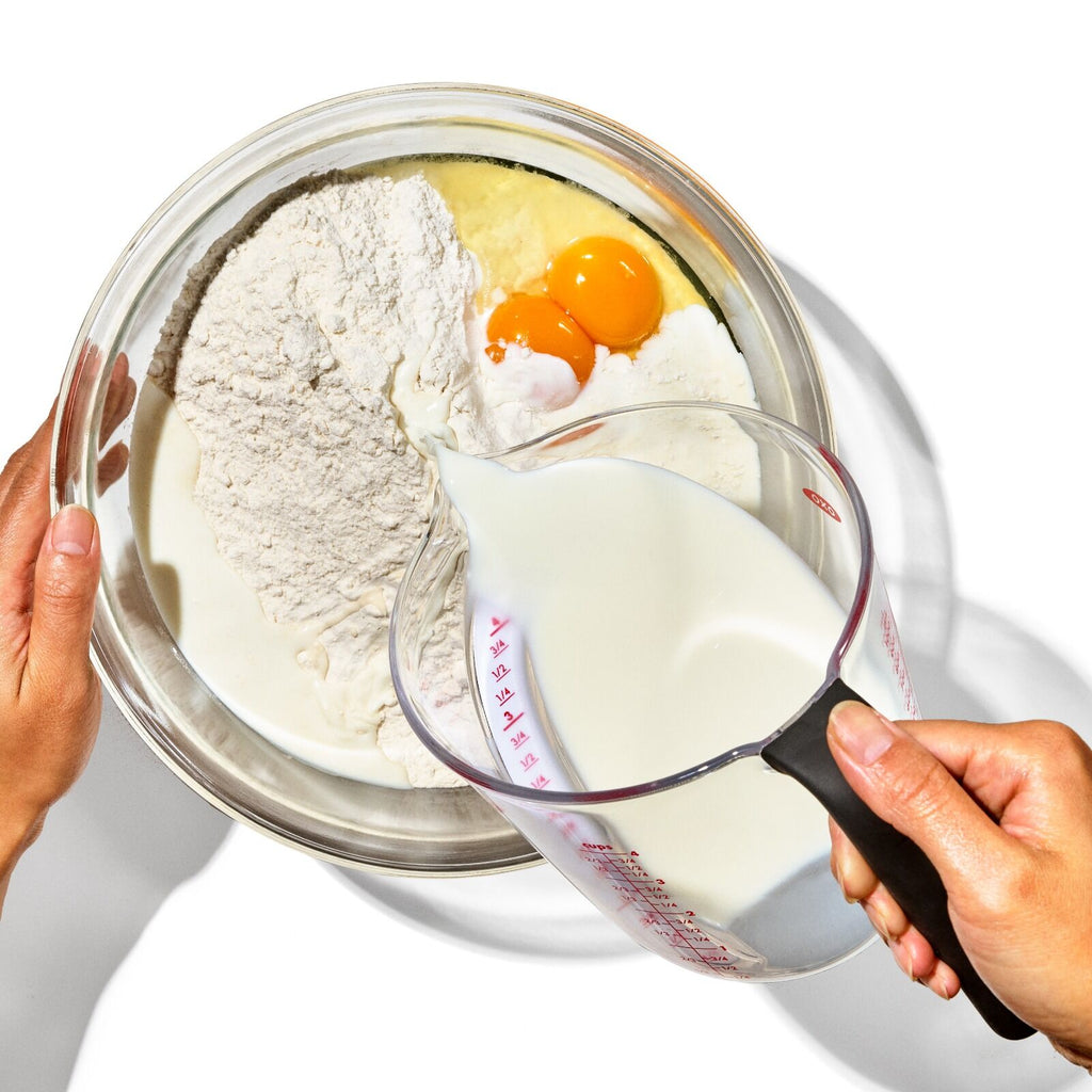 4-cup-angled-measuring-cup-v7 gg_1050030v6_4cupangledmeasuringcup_pdp_04.jpg