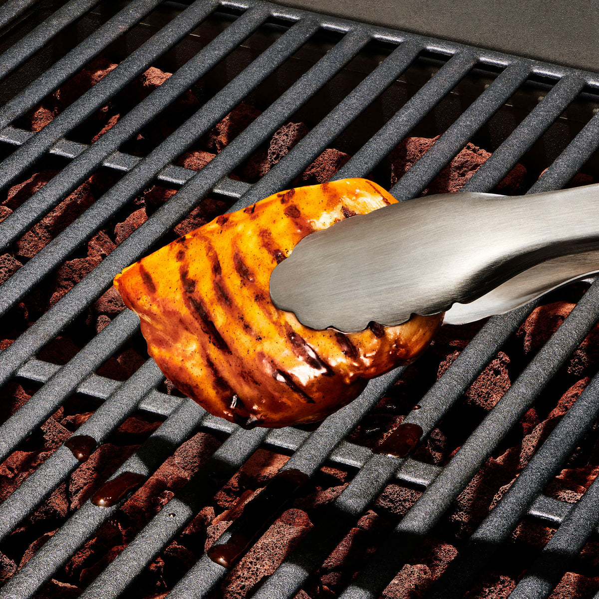grilling-tongs-with-built-in-bottle-opener-p5 gg_11309000_052020_16_rgb_1_.jpg