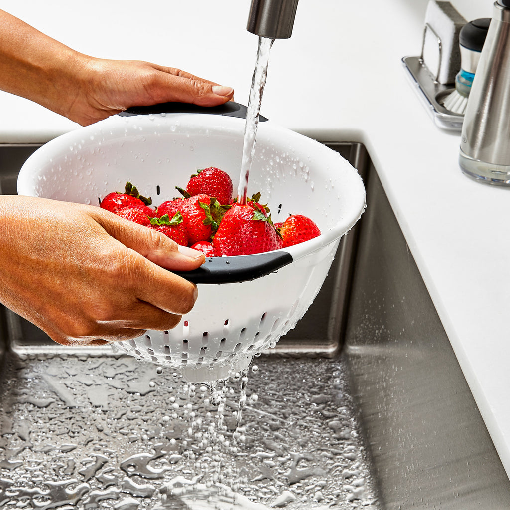 plastic-colander-j5 gg_11331000_plasticcolander3qt_pdp_05.jpg