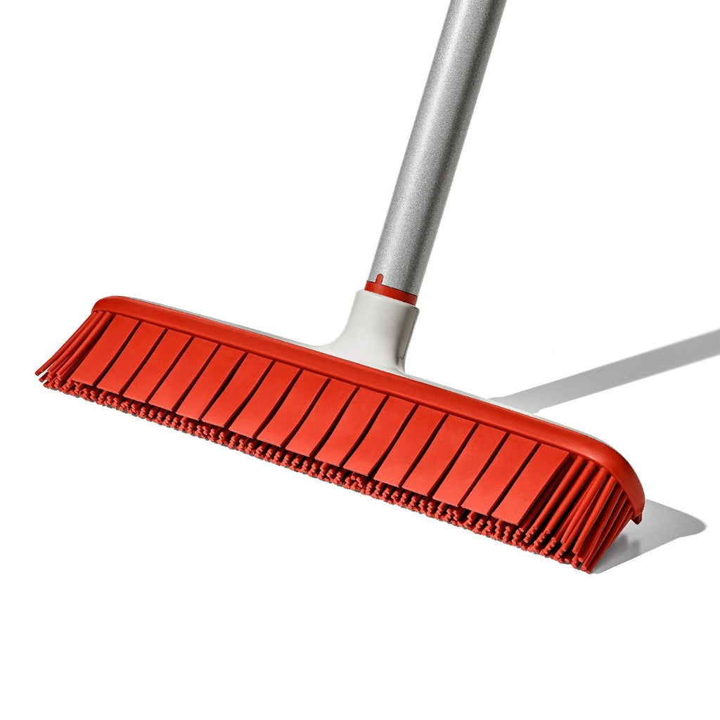 oxo-good-grips-fur-broom-x7 gg_12423000_fur-broom-compact_pdp_04.jpeg