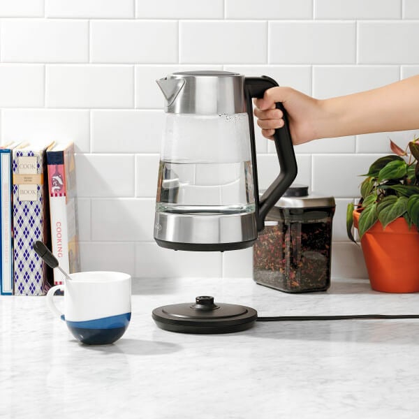 cordless-glass-electric-kettle-o4 lifestyle2.jpg