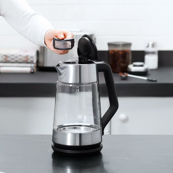 cordless-glass-electric-kettle-o4 lifestyle4.jpg