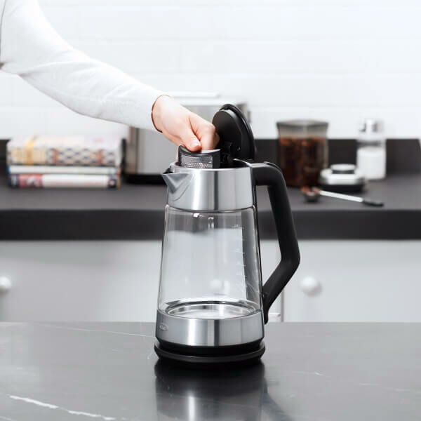 cordless-glass-electric-kettle-o4 lifestyle5.jpg