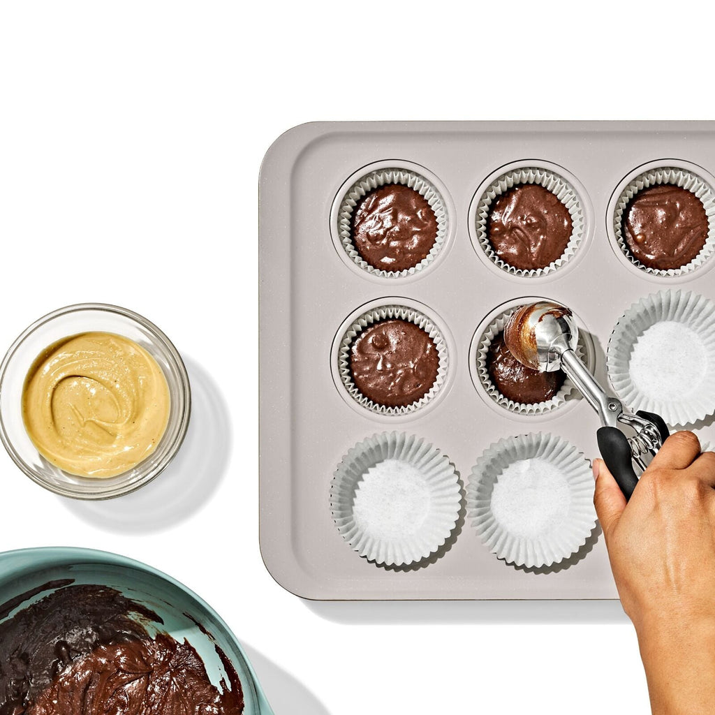 non-stick-pro-ceramic-coated-metal-bakeware-12-cup-muffin-pan-e0 oxo_12-cup-muffin-pan_pdp_03_1.jpg