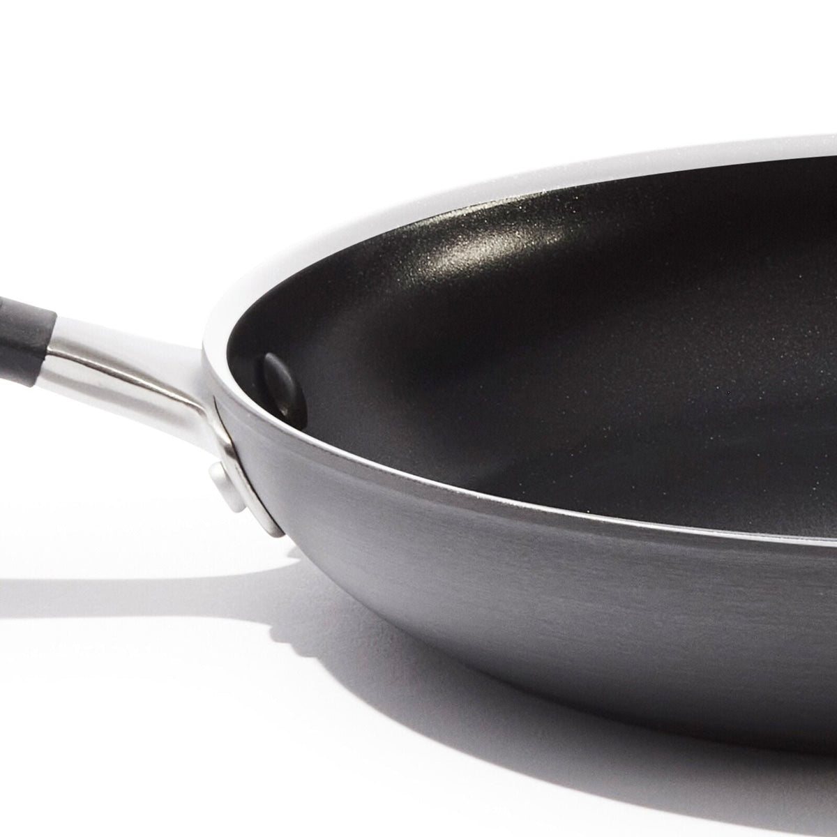 non-stick-pro-every-day-10-inch-fry-pan-g9 oxo_cc010469-001_nonstick-everyday-10in-fry-pan_pdp_06_1_.jpg