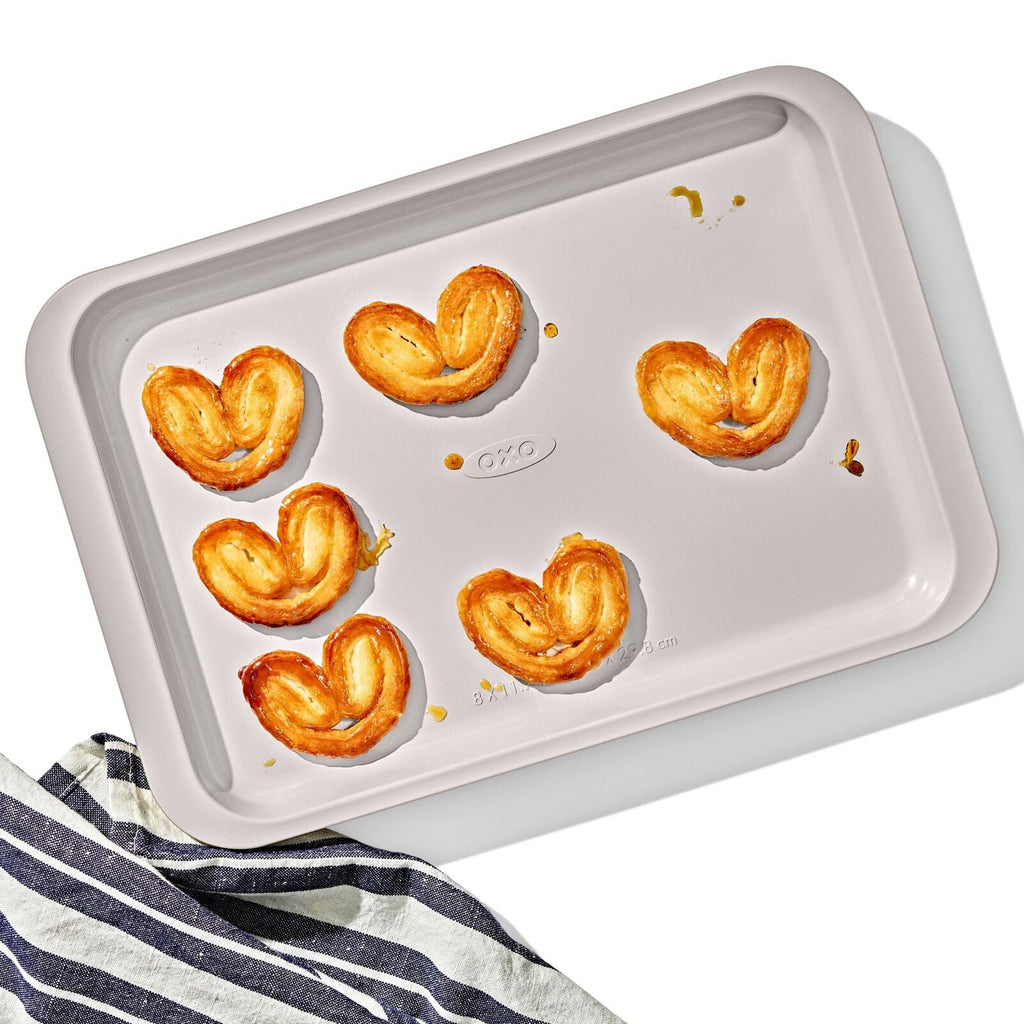 non-stick-pro-ceramic-coated-metal-bakeware-quarter-sheet-pan-u6 oxo_quarter-sheet-pan_pdp_01_1.jpg
