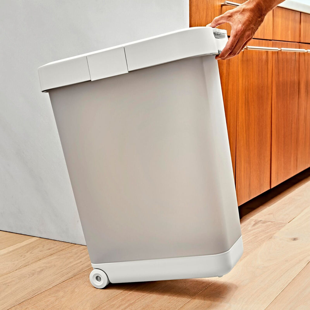 oxo-pet-airtight-food-container-with-scoop-extra-large-o3 pet_7301600_airtight-food-container-extra-large_pdp_05.jpeg