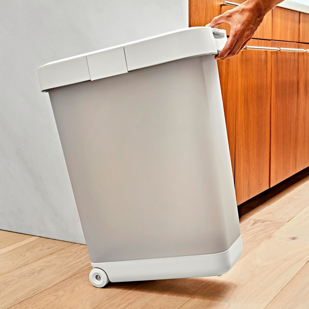 oxo-pet-airtight-food-container-with-scoop-extra-large-o3 pet_7301600_airtight-food-container-extra-large_pdp_05.jpeg