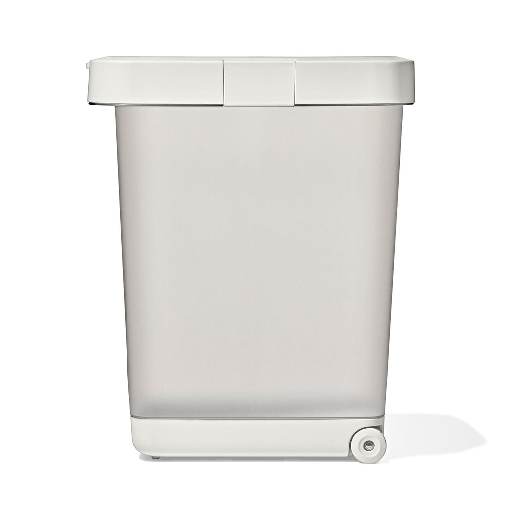 oxo-pet-airtight-food-container-with-scoop-extra-large-o3 pet_7301600_airtight-food-container-extra-large_pdp_07.jpeg
